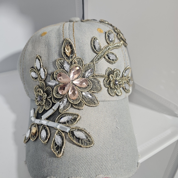 Artinfinitum.art Fashion Accessories - Embellished Crystal Flower Baseball Cap - Light Gray & Pink